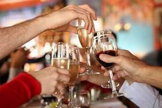 男子拼酒憋爆食管 你還敢這樣喝酒嗎？(組圖)
