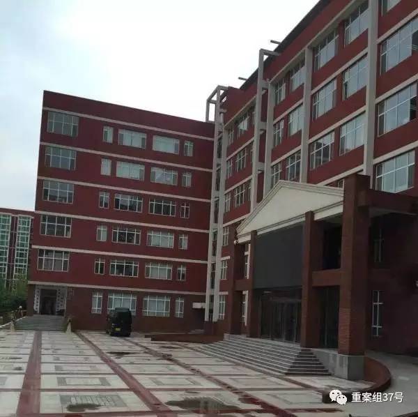 17歲高中男生教室里掐死女同學(xué)，被訴故意殺人和強(qiáng)奸