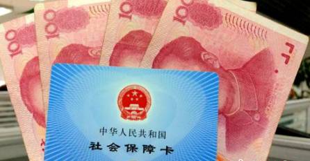 從今年1月1日開始，原有的失業(yè)保險(xiǎn)費(fèi)率是1.5%的有22個(gè)省份，包括新疆生產(chǎn)建設(shè)兵團(tuán)，可以在確保失業(yè)保險(xiǎn)金按時(shí)足額發(fā)放、穩(wěn)崗補(bǔ)貼順利實(shí)施的基礎(chǔ)上，可以降低0.5個(gè)百分點(diǎn)。個(gè)人的費(fèi)率不超過單位的費(fèi)率。