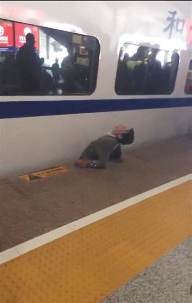 視頻顯示，一男子下半身被卡在站臺(tái)與列車之間縫隙。