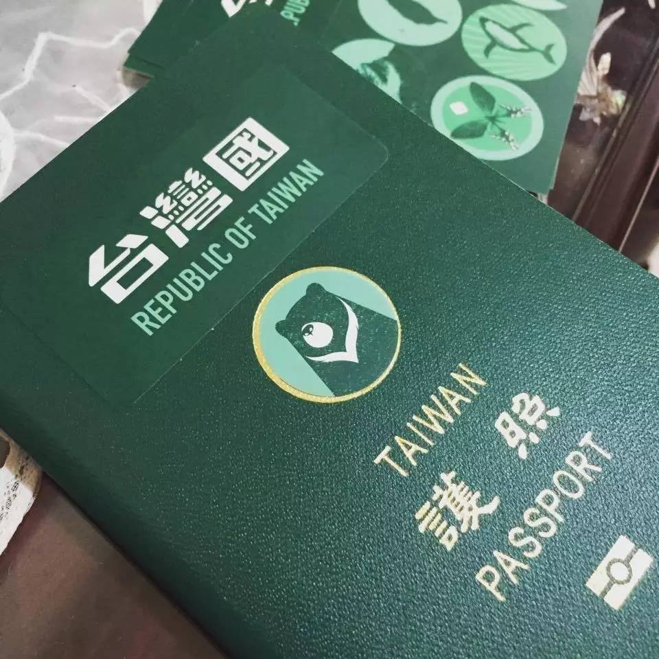 環(huán)環(huán)一直排在這個(gè)女孩后面，想看看日本入境官員如何處理這個(gè)令人啼笑皆非的所謂“臺(tái)灣國(guó)”。