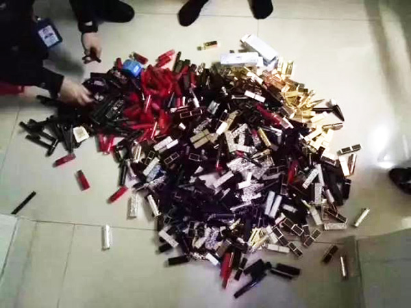 民警搜查出來(lái)的口紅。