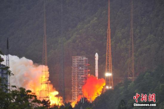 4月12日19時04分，中國西昌衛(wèi)星發(fā)射中心成功發(fā)射實踐十三號衛(wèi)星。 葉樂峰 攝