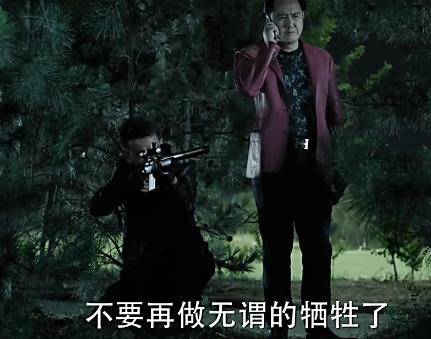 《人民的名義》原著小說有這么一段：趙瑞龍要找殺手殺了侯亮平，結(jié)果趙瑞龍的三姐發(fā)話：侯亮平要是死了趙瑞龍也要死!這就說明了大boss趙立春沒把握在侯死后的各方反應(yīng)中護(hù)住兒子趙瑞龍，因此，這就告訴了讀者，侯亮平的背景絕對不比趙立春差!