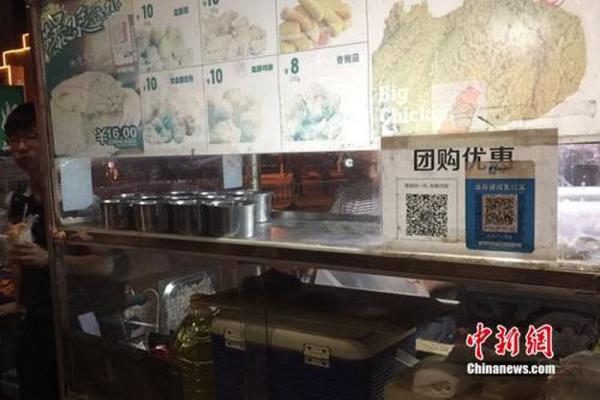 不少小商販都用上掃碼支付。中新網(wǎng) 吳濤 攝