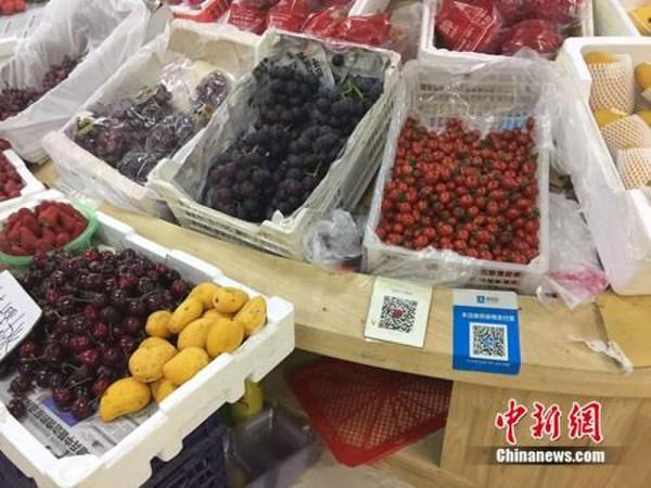某水果攤，收款二維碼貼在顯眼位置。中新網(wǎng) 吳濤 攝
