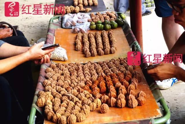 文玩核桃遇冷由幾萬(wàn)一對(duì)降到5元沒(méi)人要？商戶否認(rèn)