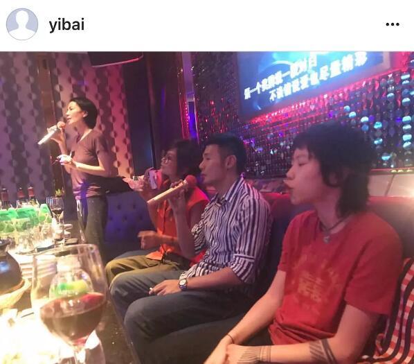 王菲母女跟李榮浩一起唱K，竇靖童的表情亮了