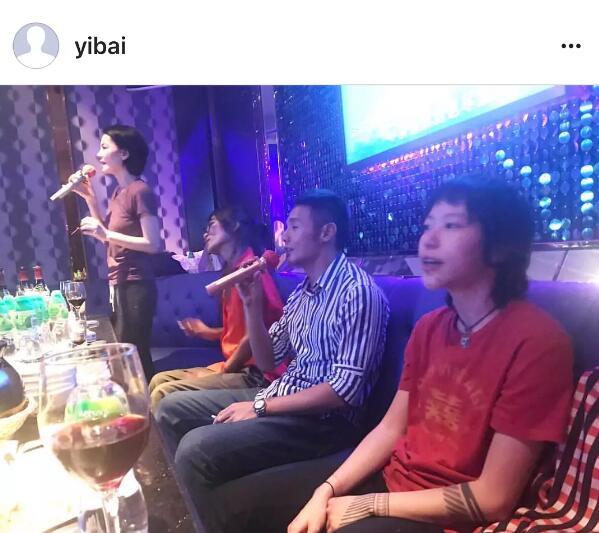 王菲母女跟李榮浩一起唱K，竇靖童的表情亮了