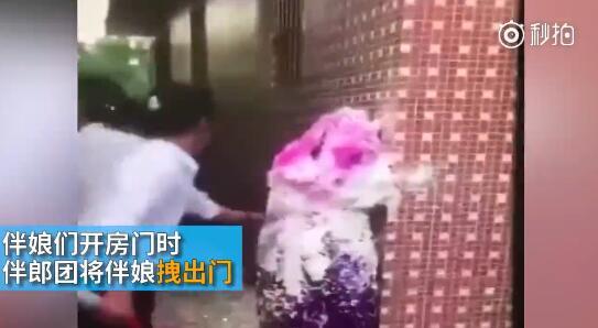 據(jù)澎湃新聞消息，近日廣東江門開平某村又現(xiàn)惡俗婚鬧。男方兄弟團(tuán)去接新娘的時(shí)候，先用彩帶對(duì)著姐妹團(tuán)狂噴，后來甚至有人用滅火器直接噴伴娘面部，害的伴娘差點(diǎn)被送進(jìn)醫(yī)院。