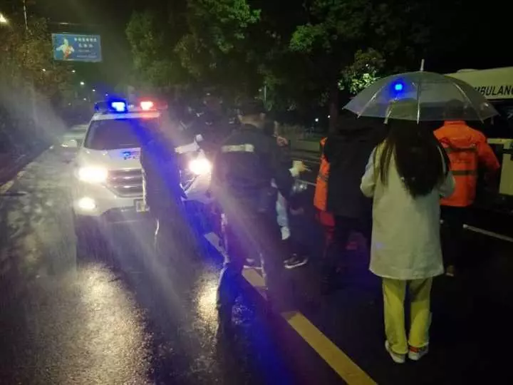 今天凌晨，杭州一對(duì)環(huán)衛(wèi)工夫婦被車撞進(jìn)錢塘江