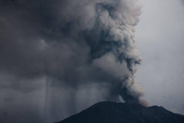 這是11月28日在印度尼西亞巴厘島拍攝的噴發(fā)火山灰的阿貢火山。新華社發(fā)
