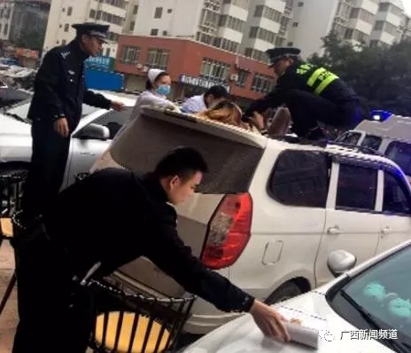 ▲女子跌落至一面包車車頂，民警和醫(yī)護人員將其救下。