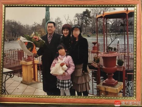 回國之前的張津華和王煥凱，兩個可愛的女兒，一家四口曾經(jīng)幸福的生活。