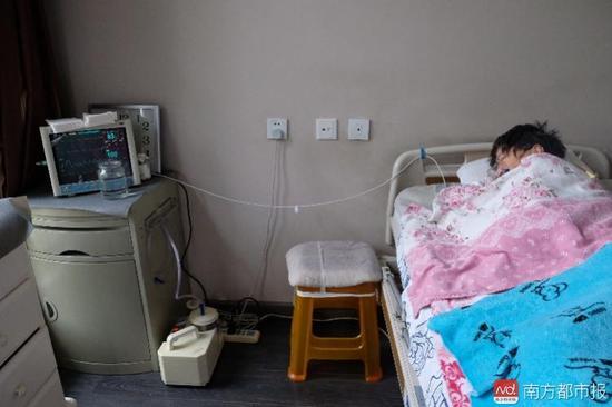 為了照顧張津華，家人把家里的房間變成了病房。氧氣管、心電圖、呼吸機(jī)、排痰機(jī)、鼻飼管、藥柜……（羅逸爵 攝）