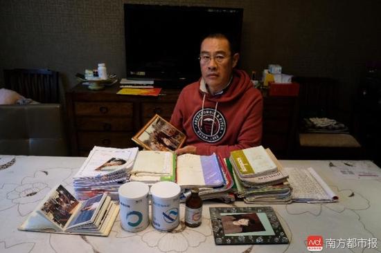 王煥凱及家人這些年照顧張津華做的護(hù)理記錄。（羅逸爵 攝）