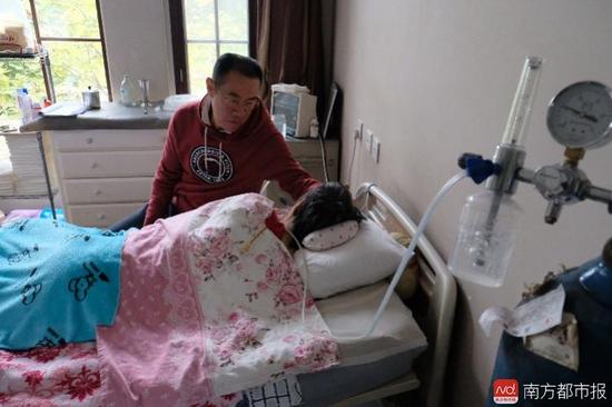 氧氣的轟隆聲，一刻不停地在這個家里“吵”了九年多。（羅逸爵 攝）