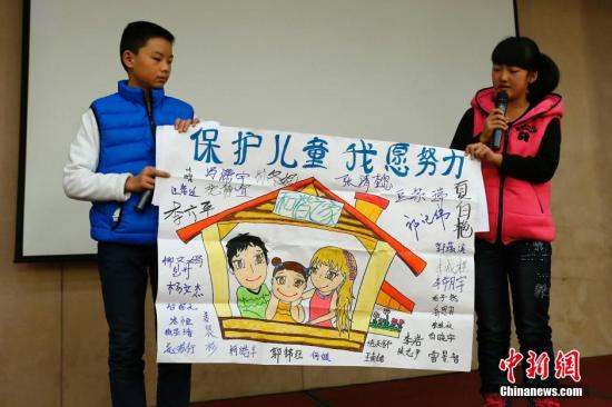 12月4日，由全國婦聯(lián)和聯(lián)合國兒童基金會在北京共同舉辦了“共同行動——停止對兒童暴力，促進兒童保護”的主題宣傳活動。圖為活動兒童代表以繪畫的形式說出他們的心聲。<a target='_blank'  _fcksavedurl='http://www.chinanews.com/'>中新社</a>發(fā) 富田 攝