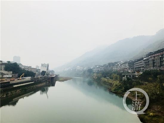 △赤水河兩岸的茅臺鎮(zhèn)有著超過2000家白酒經(jīng)營戶。