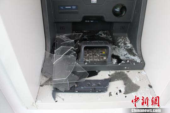 被砸的ATM機(jī)。萬(wàn)山警方提供