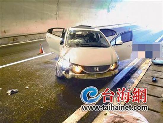 小車在龍巖高速隧道內(nèi)翻車，擋風(fēng)玻璃脫落。 臺(tái)海網(wǎng) 圖