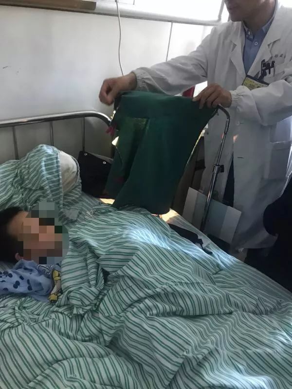 嚇哭！6歲男孩被夾斷手指 罪魁禍?zhǔn)拙故切７? oldsrc=