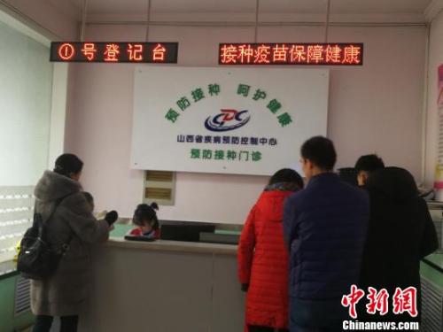 當(dāng)日，山西省疾病預(yù)防控制中心門診部擠滿了前來接種和咨詢四價宮頸癌疫苗的女性。 范麗芳 攝