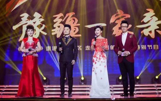 主持人：白燕升、龐曉戈、關(guān)楓、熱娜·古麗（從右到左）