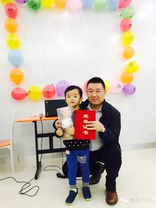 我是小小銀行家，來跟行長合個影哦