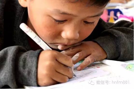 小手黑黑的，像是很少洗