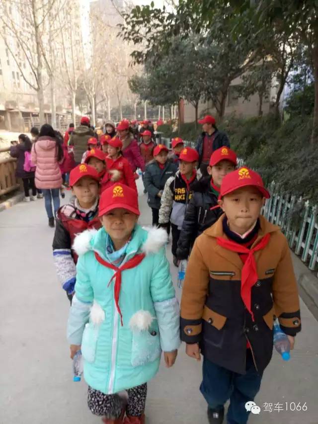 脖子上戴著紅領(lǐng)巾，頭上頂著小紅帽，排著整齊的隊伍——出發(fā)！