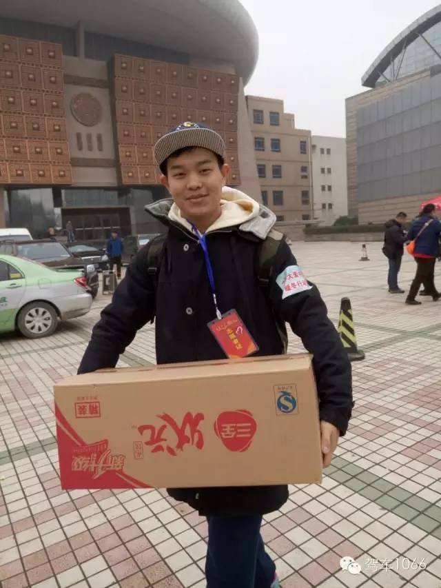 河南電臺(tái)1066主持人小澤，搬送愛心餃子。