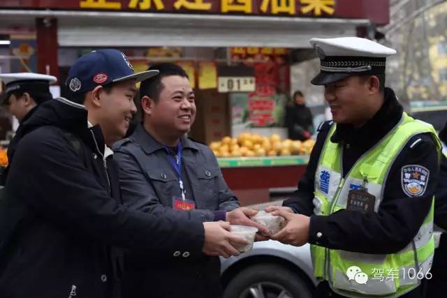 新華社攝影記者李博，也隨我們1066小分隊(duì)一路同行他也為我們記錄下了一幕幕溫暖的瞬間。