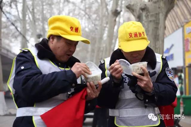 1066小分隊(duì)和志愿者來到金水路文化路，給這里執(zhí)勤的交警和協(xié)管送去暖心餃子。