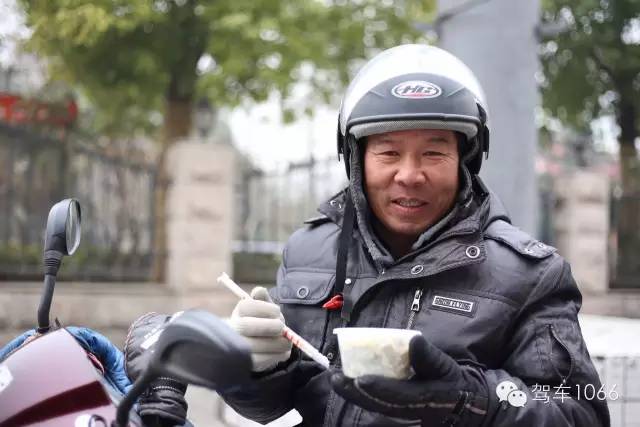 1066小分隊(duì)來到紫荊山（摩的司機(jī)、出租車司機(jī)、市民)，給他們送去餃子。