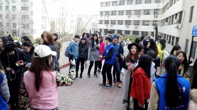 還沒開始時大家已經(jīng)開始有序排隊了，棒棒噠！