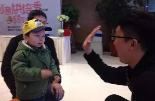 老楊你真心的是童心未泯啊，來(lái)，跟叔叔Give Me Five！