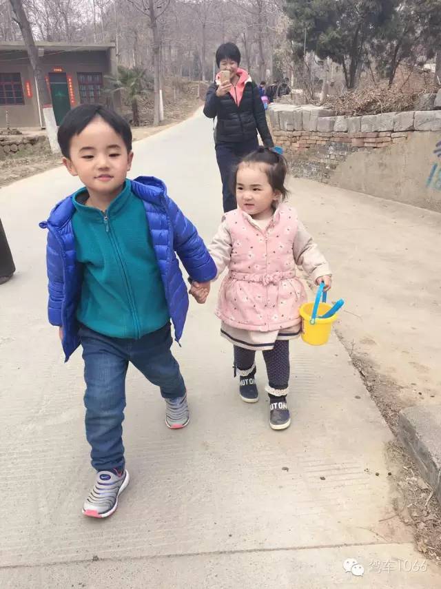 哥哥帶著妹妹跑著去植樹(shù)！