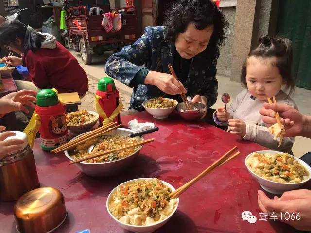 據(jù)說(shuō)手搟面和柴雞蛋更配哦！