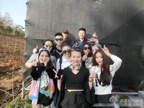 能認(rèn)出幾位超女？王佳月和其他兩位超女本周就要前往長(zhǎng)沙咯