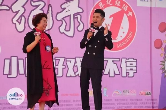 原來是關(guān)大帥哥的演唱，逗笑了全場觀眾