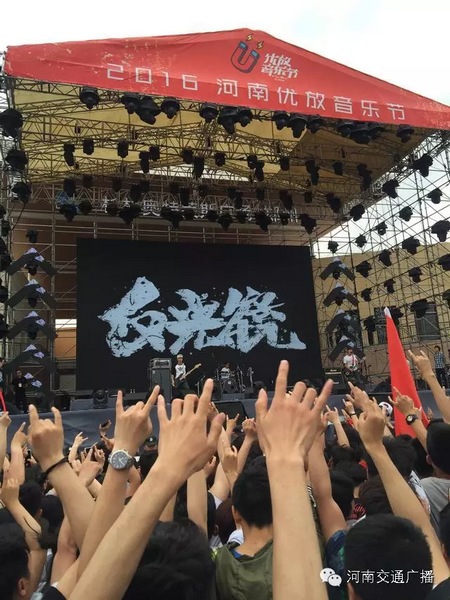 這么多朋友！默契的舉著一個手勢！