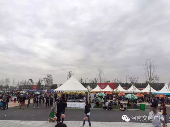雖然天空已經(jīng)烏云密布，但大家的熱情絲毫不減！
