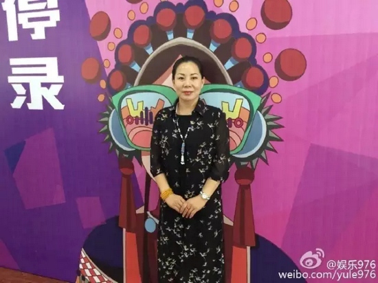 河南大愛劇團(tuán)代表張艷紅講述自己帶領(lǐng)團(tuán)里的演員參與挑戰(zhàn)的故事。