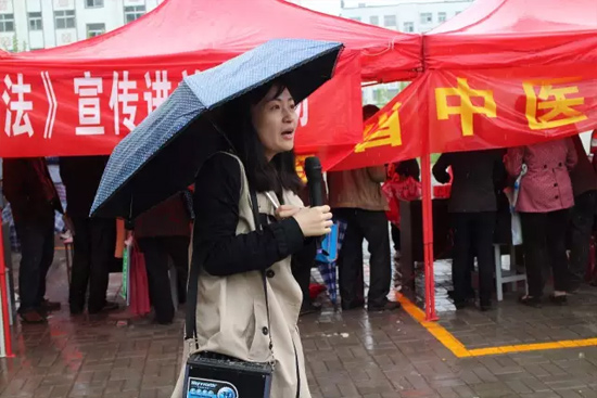 《健康河南》主播柳青也一直在雨中，不畏寒冷，引導(dǎo)大家排隊掛號，指路，排憂解難……