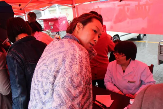 了解到有老人看病不方便，河南電臺1074綠色頻道活動小組欒老師將醫(yī)生請到老人身邊，親自為她診斷。