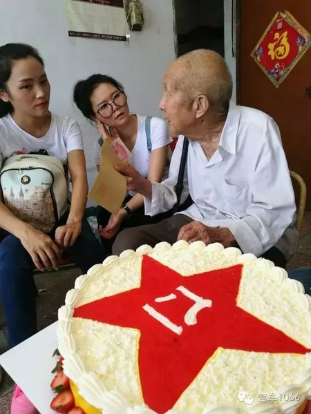 二姐們認(rèn)真聽(tīng)老兵講抗戰(zhàn)的故事，老人年事已高，記憶都是轟炸！轟炸！轟炸！