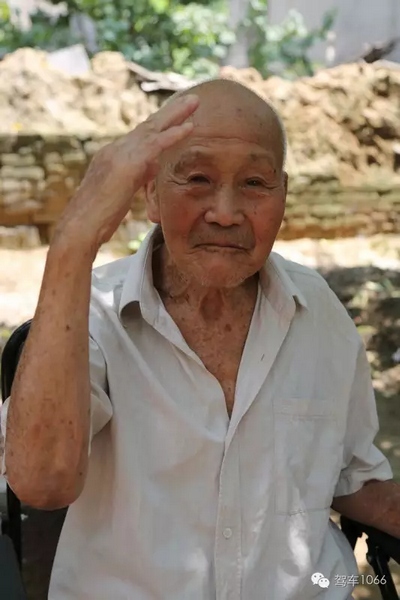 老兵身子骨不行了，九十多歲了……也許軍禮不那么標(biāo)準(zhǔn)了，但是這一幕還是感動(dòng)到了我們……