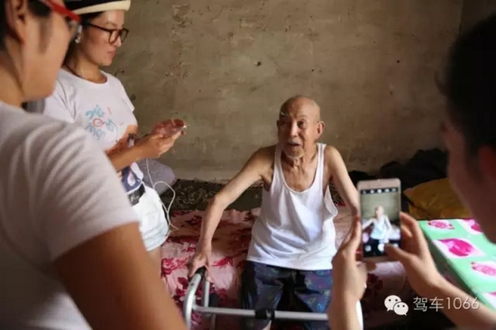 老兵老兵，你的勛章呢，國(guó)家給你的那個(gè)？