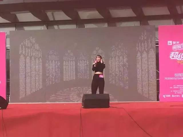 這pose一看就是在飆高音，猜猜看她唱的是哪首歌？
